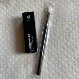 Younique Moodstruck Liquid Shadow & Fluffy Crease Brush